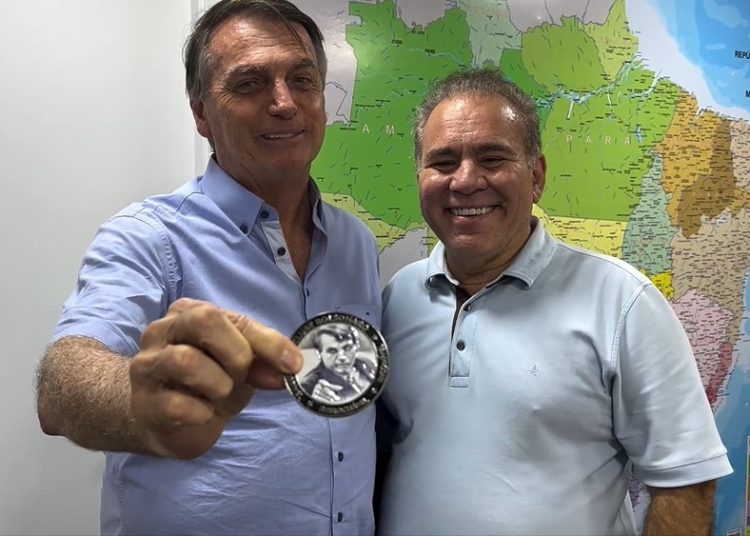 Bolsonaro entrega a medalha ‘3i’ ao ex-ministro da Saúde Marcelo Queiroga