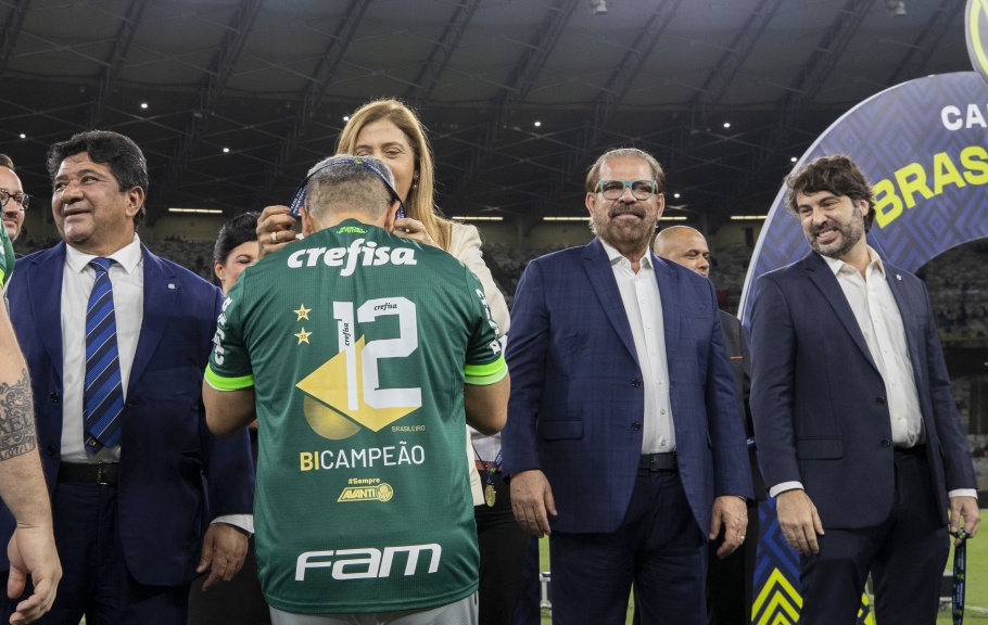 Jogadores do Palmeiras recebem as medalhas no Mineirão