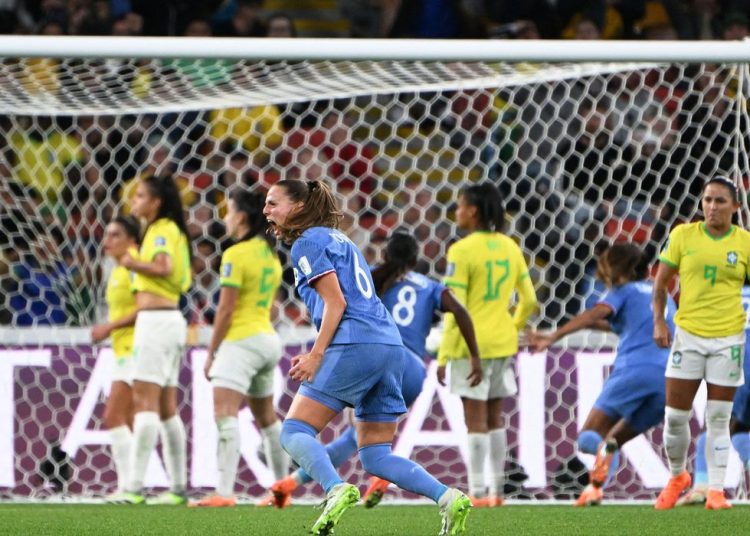 França vence Brasil e assume a ponta do grupo F do Mundial: 2 a 1