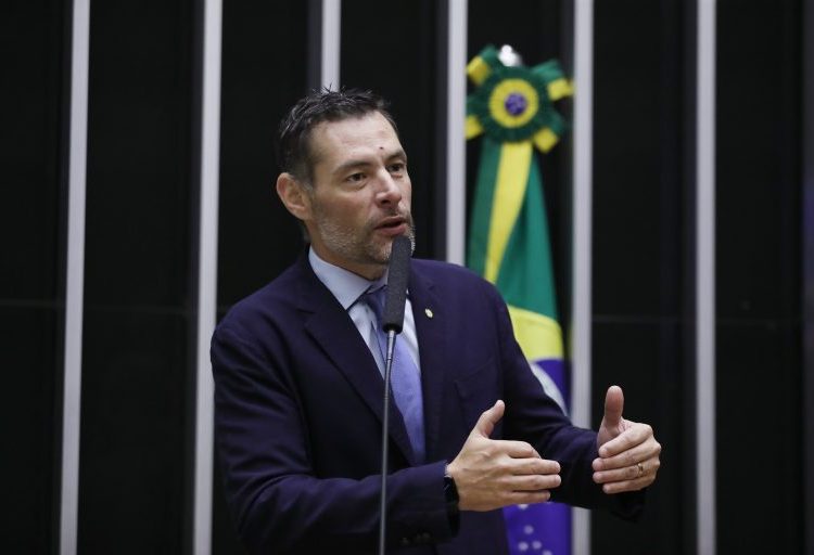 Projeto garante pensão ao cônjuge por queda no padrão de vida após fim de relacionamento