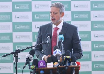 Lira defende conclusão da reforma tributária e diz que texto é ‘divisor de águas’