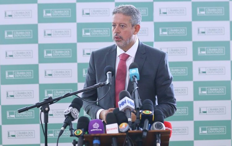 Lira defende conclusão da reforma tributária e diz que texto é ‘divisor de águas’