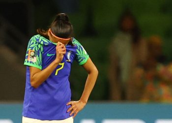 Sem inspiração, Brasil fica no 0 a 0 contra Jamaica e dá adeus à Copa