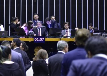 Câmara conclui votação de arcabouço fiscal e preserva Fundeb e FCDF