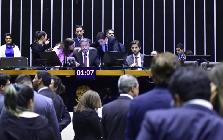 Câmara conclui votação de arcabouço fiscal e preserva Fundeb e FCDF