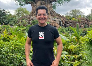 Cantor gospel Regis Danese está na UTI após ter fratura em costelas, tórax e punho