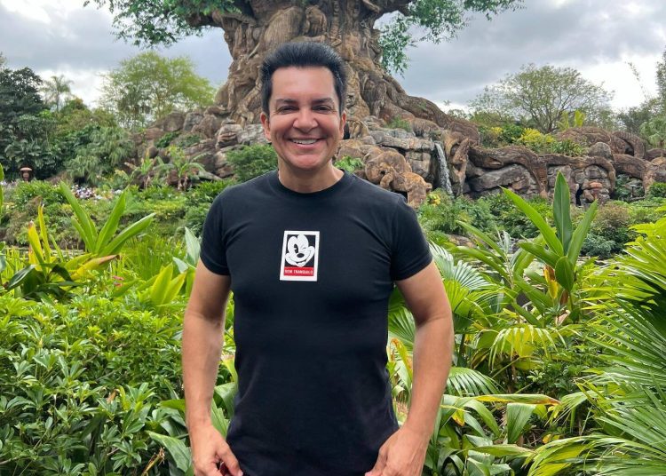 Cantor gospel Regis Danese está na UTI após ter fratura em costelas, tórax e punho