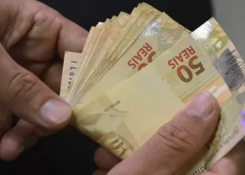 Câmara aprova MP que reajusta salário mínimo e amplia faixa de isenção do IR