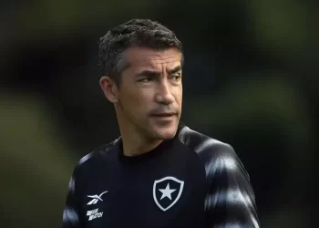Após derrota para o Flamengo, Bruno Lage entrega o cargo, mas decide ficar