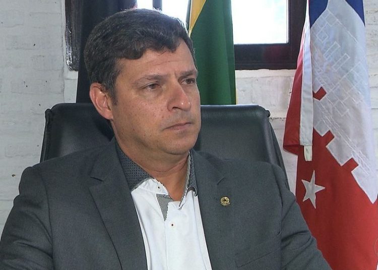 Vitor Hugo faz uma mea-culpa: “Peço perdão, governador”