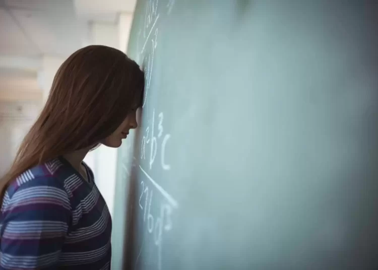 Professores brasileiros enfrentam problemas mentais: quais são as causas?