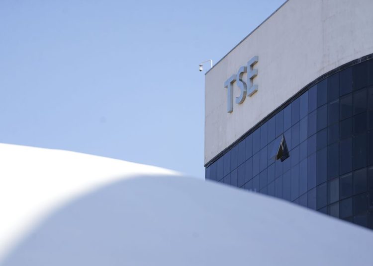 TSE inicia julgamento de três ações contra Bolsonaro