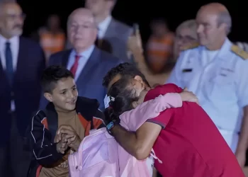 Clima de emoção marcou chegada de brasileiros da Faixa de Gaza