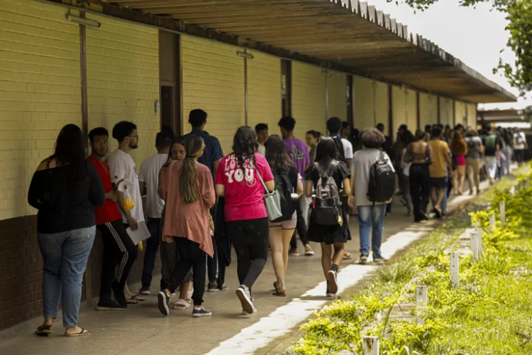 Estudante prejudicado por falta de energia poderá refazer o Enem em  dezembro, afirma ministro - Notícias - R7 Brasília