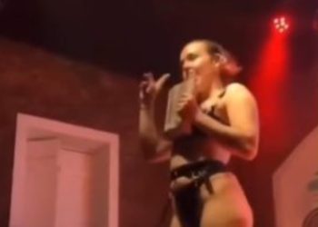 Atriz seminua rasga folhas da Bíblia em espetáculo e gera revolta nas redes sociais