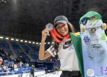 Rayssa Leal conquista prata no Mundial de skate street no Japão