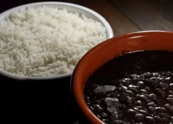 Com preço em alta, arroz e feijão devem ser vilões da inflação em 2024