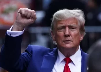 Trump vence com folga na primária inicial nos Estados Unidos