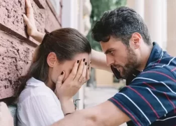 ‘Red flags’: 7 alertas que você não deve ignorar em um relacionamento