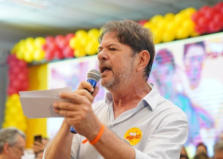 Cid Gomes se filia ao PSB e sela rompimento com o irmão Ciro