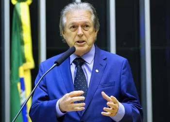 União Brasil afasta Luciano Bivar da presidência, mas o mantém no partido