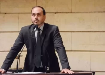 Carlos Bolsonaro deixa o Republicanos e se filia ao PL para disputar eleições no Rio