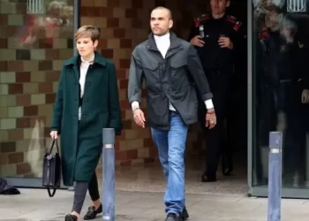 Daniel Alves paga fiança e deixa a prisão na Espanha