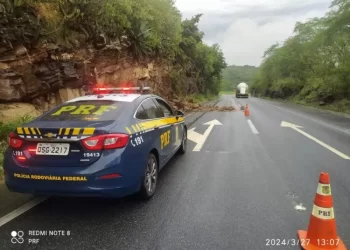 Chuvas causam desabamento de barreira e tobamento de carreta na Paraíba