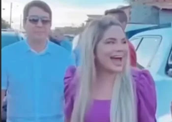 Após se separar do filho de Aluísio Régis, prefeita de Conde Karla surge com novo affair nas redes sociais