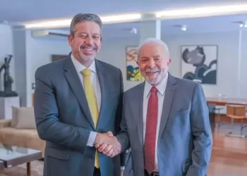 Lula exonera servidores criticados pelo Centrão e faz “sacrifícios” por aliança com Arthur Lira