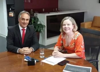 PT enquadra “rebeldes”, interdita candidaturas próprias e deve lançar candidatos em 13 capitais