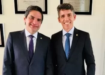 Em meio a burburinhos de saída do PSDB, Tovar se reúne com Murilo Galdino em Brasília