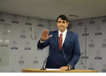 Ex-prefeito de Sousa, André Gadelha é absolvido pelo TRF5 e permanece elegível