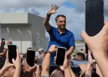 Jair Bolsonaro é ovacionado no aeroporto e nas ruas de João Pessoa