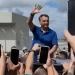Jair Bolsonaro é ovacionado no aeroporto e nas ruas de João Pessoa