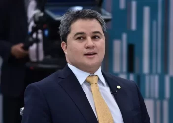 Efraim nega costura para construção de chapa com Veneziano de olho em 2026