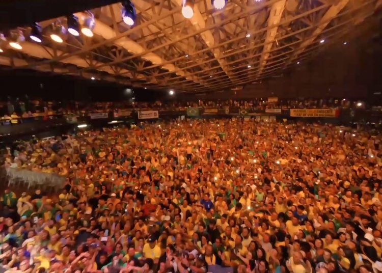 Jair Bolsonaro é ovacionado no aeroporto e nas ruas de João Pessoa