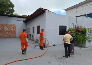 Bar do Cuscuz e quiosques são flagrados despejando esgoto na praia