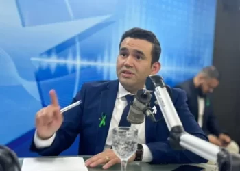 Líder da oposição na ALPB cobra afastamento do secretário de Saúde do Estado