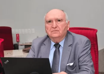 Presidente do TCE-PB faz alerta a Leo Bezerra e Dinho para risco de perda de mandato por viagem de Cícero à França