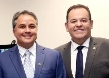 Mídia nacional revela que Efraim Filho entra de licença para se dedicar às eleições; André Amaral assume