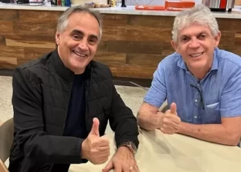 Foto de Luciano Cartaxo com Ricardo Coutinho sela união para pleito de 2024 em João Pessoa