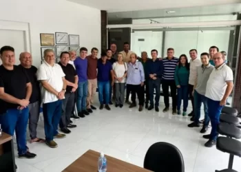 Romero reúne aliados, não decide, mas sinaliza candidatura em Campina