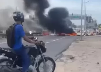Populares apedrejam viatura do PM durante protesto que interditou trechos da BR na grande João Pessoa