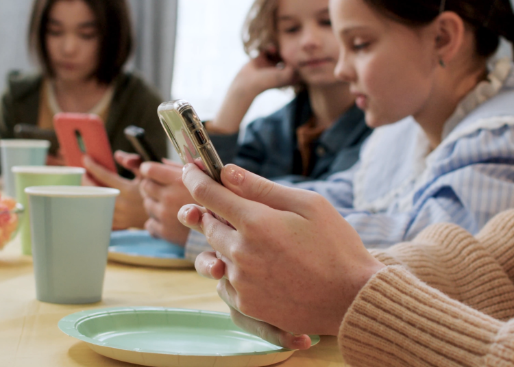 Senado aprova restrição ao uso de celulares em escolas